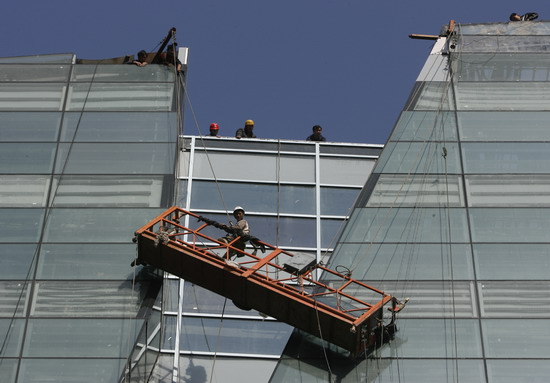 图文 施工吊篮突遇险 4工人惊魂逃生